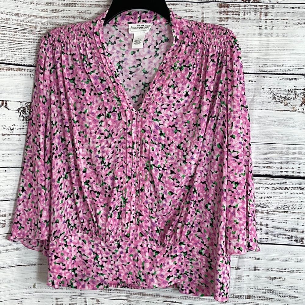 For the Republic Top Womens Size Small floral Print V Neck Blouse Rayon pleated